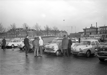 71958 Gezicht op het Veemarktplein te Utrecht tijdens een automarkt.